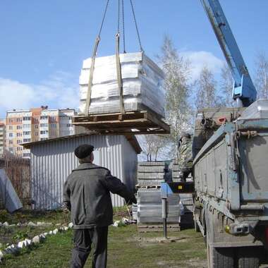 Доставка кирпича для фундамента храма