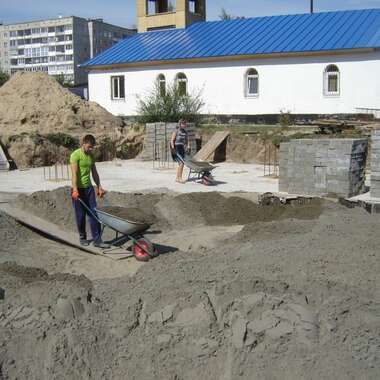 Закладка бетонных кирпичей