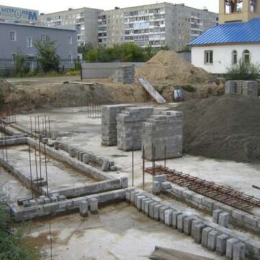 Закладка бетонных кирпичей