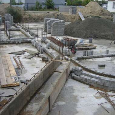 Закладка бетонных кирпичей