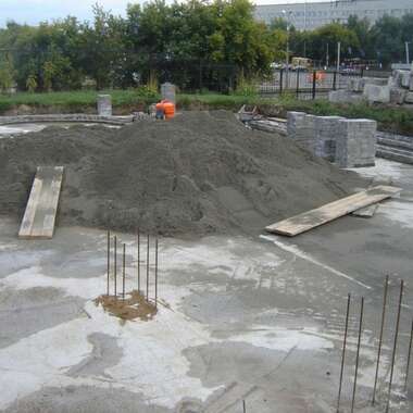 Закладка бетонных кирпичей