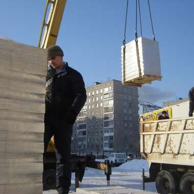 Доставка кирпича для кладки стен нового храма