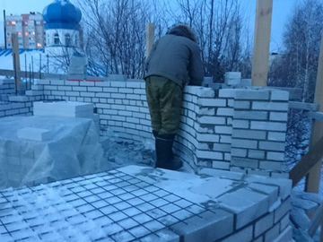 Кладка стен храма Двенадцати апостолов в 2019 году