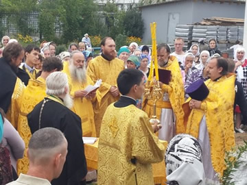 Закладка и освещение камня на месте строительства храма